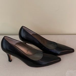 Black leather dress pumps